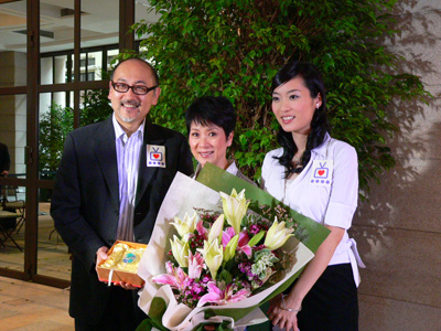  (from left) Mr Szeto Kit, CEO of Dim Sum TV, and
Ms Guo Lu, program host, presented a souvenir to Ms Chan Po Chu as atoken of gratitude.