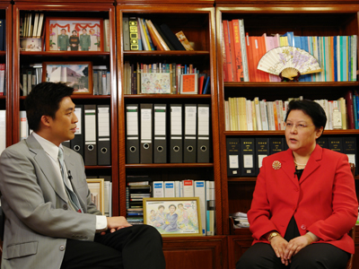 主持人李燦榮於立法會大樓主席辦公室與范徐麗泰女士進行專訪。