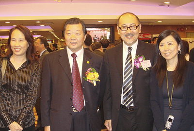 執委會主席、香港文匯報董事長兼社長張國良先生(左二)，與司徒傑伉儷、戚山寧小姐於會場合照留念。