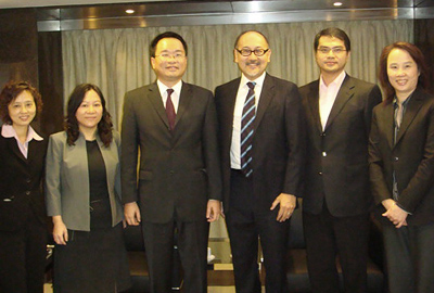 (Centre) Mr. Victor Chan, Director of Government Information Bureau of the Macau SAR, and associates of Government Information Bureau of the Macau SAR, pictured with Mr. Kit Szeto and executives of Dim Sum TV. From left: Ms. Lam Pui Cheng, Advisor; Ms. Elena Au, Division Chief of Media Relations Division; Mr. Kit Szeto, Director and CEO of Dim Sum TV; Mr. Eric Lam, Executive Vice President of Dim Sum TV; and Ms. Lynna Qi, Controller of Corporate Communication of Dim Sum TV.