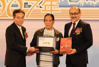 Mr. Kit Szeto (right) presented the second prize to the winner of the popular vote.