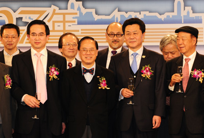 Mr. Kit Szeto (Second right at rear) took picture with officiating guests. Middle: Mr. Donald Tsang, the Chief Executive of HKSAR; Second right in front: Mr. Li Gang, the Director of the Liaison Office of the Central People’s Government in the HKSAR; Left in front: Mr. Yang Zigang, Deputy Commissioner of China’s Foreign Ministry in the HKSAR; Dr. Lui Che Wo, Chairman of K. Wah International Holdings Ltd. (Right in front)