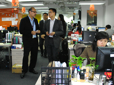 Mr. Kit Szeto (left) introduces Dim Sum TV to the guests.