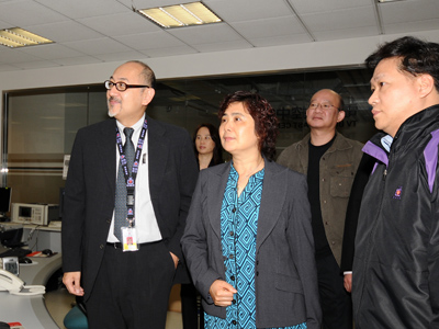Mr. Kit Szeto shows The Deputy Director General of the Guangdong Administration of Radio, Film and Television, Chen Yi-zhu, around the Dim Sum TV office.