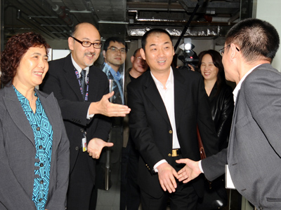 司徒傑先生向陳一珠副局長和趙平處長介紹參予公司運作方面的人員。