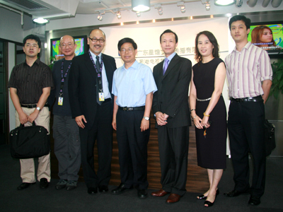 Pictured here are Mr. Tang Hao, the Deputy Secretary General of the People’s Government of the Guangdong Province and also the Director-General of the Hong Kong and Macau Affairs Office of Guangdong Province (center), along with Director and Chief Executive Officer of Dim Sum TV, Mr. Kit Szeto (third from left), and other members of the Dim Sum TV management team.