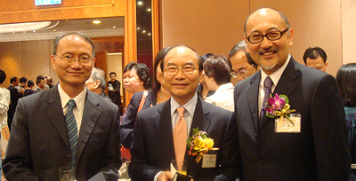 左起: 香港电台助理广播处长戴健文先生、香港电台广播处长黄华麒先生及点心卫视董事兼行政总裁司徒杰先生。