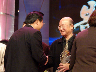 點心衛視執行副總裁兼營運總裁陳龍生先生代表點心衛視製作團隊上台領獎。