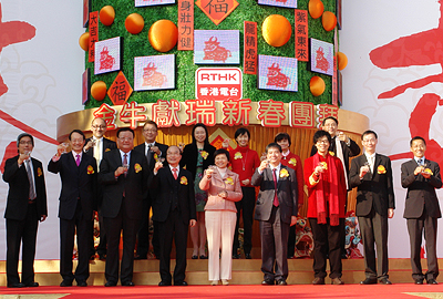 商務及經濟發展局局長劉吳惠蘭女士（前排中）與香港電台廣播處長黃華麒先生（前排左四）聯同香港各大電子傳媒代表祝酒。