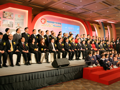 All guests, organizers and performers pose for a picture during the event. 