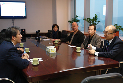 香港特區政府駐粵辦主任鄭偉源先生一行與點心衛視管理層會面座談。