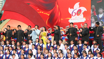 成龍聯同內地青年歌唱家劉媛媛與青年代表一同獻唱大會主題曲「國家」。