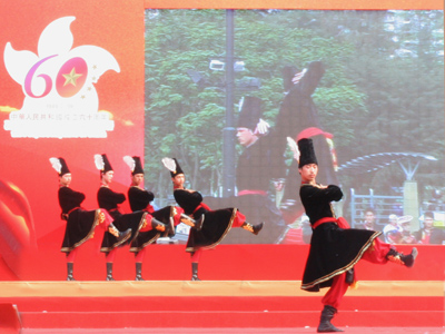 新疆維吾爾族自治區代表團表演民族歌舞《刀郎》。