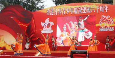 內蒙古代表團表演的民族歌舞《博克雄風》和《頂碗舞》。