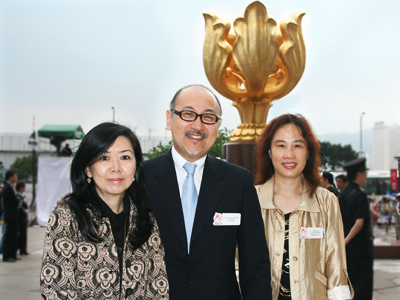 Dim Sum TV Director & Chief Executive Officer, Mr. Kit Szeto, flanked by the Director of Image & Artist Resource Planning Department, Ms. Ceci Chuang and Controller of Corporate Communications, Ms. Lynna Qi, at Golden Bauhinia Square.