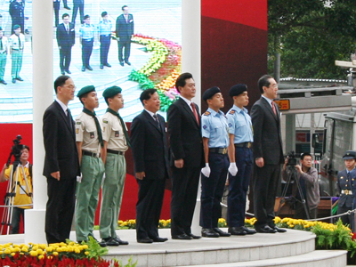 Hong Kong SAR Government Chief Secretary, Mr. Henry Tang (1st from right), Deputy Director of the Liaison Office of the Central People's Government in HKSAR, Mr. Li Gang (4th from right), Delegation Chief of the 3rd Annual Ethnic Chinese Culture Week and Deputy Director of the State Ethnic Affairs Commission, Mr. Yang Jian Qiang (4th from left), and Hong Kong SAR Government Secretary for Home Affairs, Mr. Tsang Tak-sing, about to confer the title of “May 4 Flag-Bearers” on the representatives from the Hong Kong Civil Aid Service Youth Corps and the Scout Association of Hong Kong.