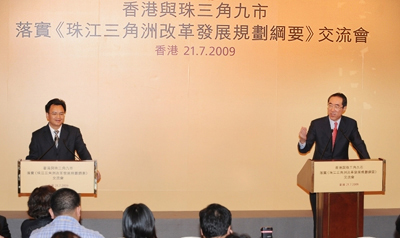 Chief Secretary, Mr. Henry Tang (right) and Vice Governor of Guangdong Province, Mr. Wan Qingliang (left) meeting the press after the economic forum on “The Outline of the Plan for the Reform and Development of the Pearl River Delta”.