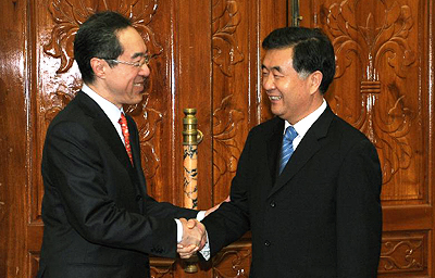 唐英年與廣東省省委書記汪洋握手會面。