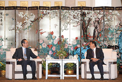 唐英年與黃華華在討論落實《珠江三角洲地區改革發展規劃綱要》後，如何加強香港與珠江三角洲九城市的合作。