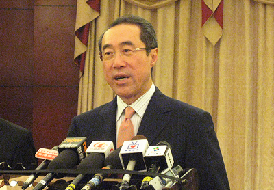Mr. Henry Tang responding to reporters’ questions.