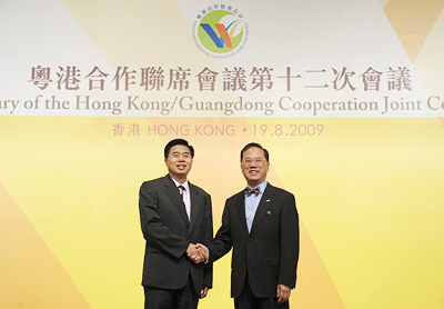 Donald Tsang shaking hands with Huang Huahua before the conference.