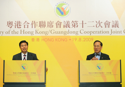 Chief Executive Donald Tsang and Governor of Guangdong Province Huang Huahua meeting the press after the conference.