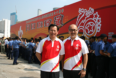 Mr. Kit Szeto, Director & CEO of Dim Sum TV, and Mr. Zhang Huijian, President of Southern Media Corporation, taking part in 'Saluting the Flag' as honorary flag-bearers.
