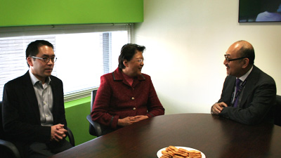 范徐丽泰女士(中)与司徒杰先生(右)、庞俊怡先生(左)等言谈甚欢。