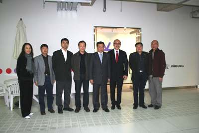 Mr. Kit Szeto (third from right) and Dim Sum TV's senior executives welcoming Mr.
Zhang Jian (fourth from right) and his party.