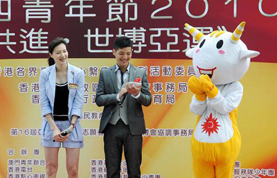 點心衛視主持人文韋森（中）及羽毛球世界冠軍謝杏芳（左）帶著亞運吉祥物