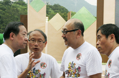 司徒傑先生(右二)與保安局副局長黎棟國(左一)交談。左二為助理廣播處長戴建文，右一為香港商報副總編輯王陶。