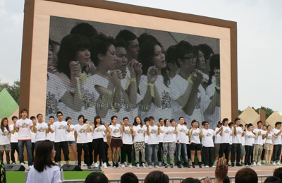 Over 30 young singers were on hand to perform motivational songs and to rally support for the anti-drugs campaign and the Asian Games.