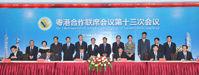 Mr. Tsang and Mr. Huang witnessing the signing of another agreement strengthening Hong Kong-Guangdong cooperation.
