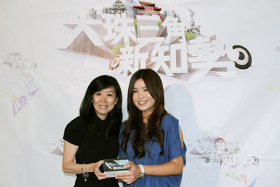 《大珠三角新知勢》節目的總策劃莊漪小姐(左)，向范嘉賢小姐頒iPhone4手機一部。