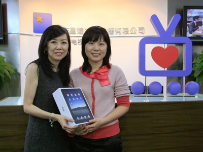 Ms. Ceci Chuang, the Project Director of The Delta Missions, presenting Ms. Yang Jingyu with a 16GB iPad.