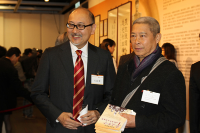 	Mr. Kit Szeto exchanging thoughts on the 1911 Revolution with well-known actor, Mr. Lau Siu Ming.