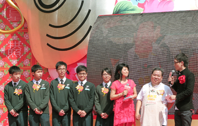 国际金茶王大赛冠军罗德先生(右二)接受主持人访问。右四为以自己名字为小行星命名的李安琪，及以3D计算机动画荣获”第36届美国国际学生媒体节2010最佳媒体作品”大奖的四名得主。