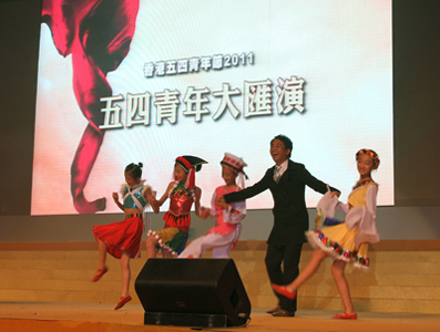 來自雲南麗江納西族的小姑娘，教點心衛視主持人鄧景輝先生跳舞。