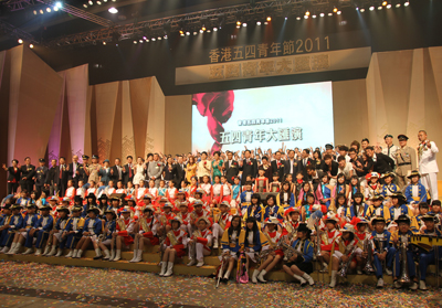 香港及內地近千名青少年參加了滙演。表演結束後，部分人和主禮嘉賓大合照。