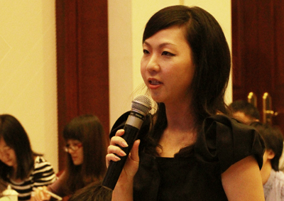 點心衛視記者陳晶小姐在新聞發布會上提問。