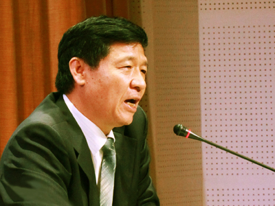 廣東省文化廳副廳長杜佐祥先生正在回答陳晶的問題。