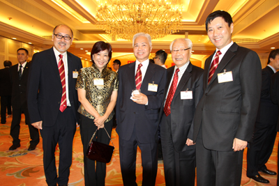 老朋友歡聚一堂。從左至右：司徒傑先生、中總會董蔣麗芸女士、楊釗先生、香港著名工業家蔣震先生、中總常務會董梁海明先生。