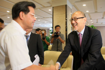 中共廣東省委常委、宣傳部長林雄先生和司徒傑先生親切握手。