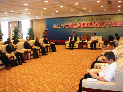 研討會開始前，林雄部長(中右)和香港文匯報王樹成社長會見了與會的海外傳媒代表。左三為司徒傑先生。