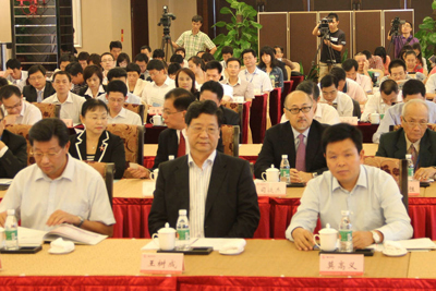 在會議前排就坐的主機構負責人。由左至右：林雄先生，王樹成先生，莫高義先生。