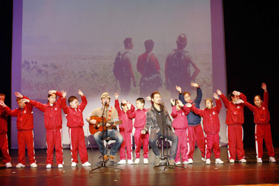 While shooting in Macau, Soler bonded with a group of primary school students from Macau, who made a special appearance at the press conference and sang with the brothers on stage in a moving performance.