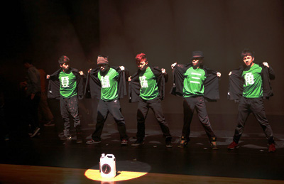 Dancers from Hong Kong slow-flashed the 5 characters of the Chinese title of Mission Green on stage to endorse low-carbon green living.