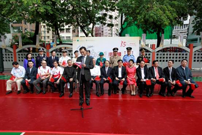 Mr. Tsang Chi Hung, Executive Chairman of the Committee, giving the welcome speech. Seated: Mr. Wang Zhimin, Deputy Director of the Liaison Office of the Central People’s Government in HKSAR (7th from right); Mr. Tsang Tak Sing, Secretary for Home Affairs (8th from right); Mr. Kit Szeto, Director & CEO of Dim Sum TV (3rd from left); Mr. Cai Zhaobo, President of Guangdong Southern Television (4th from left).