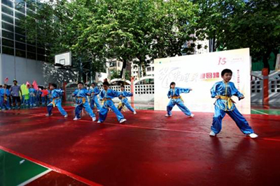 香港青少年學生表演武術操。