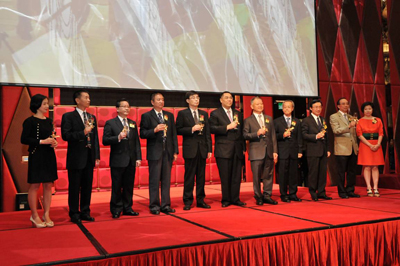 The management of Macau Cable TV and guests raising a toast at the event: Mr. Fernando Chui Sai On, Chief Executive of the Macau SAR (6th from right), Mr. Lam Yon Ion Fon, Chairman of the Board of Macau Cable TV (5th from right), Mr. Lau Si Io, Secretary for Transport and Public Works of Macau SAR (4th from right), Mr. Feng Tie, Deputy Commissioner, Office of the Commissioner of the Ministry of Foreign Affairs of the People’s Republic of China in the Macau SAR (5th from left), Mr. Liu Xiaohang, Director of the Department of Education and Culture of the Liaison Office of the Central People’s Government in Macau.  